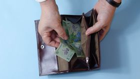 Românilor nu le ajunge salariul de la o lună la alta! Cu cât ar trebui să trăiască, de fapt, o familie în țara noastră